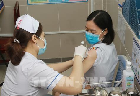 Theo giới chức địa phương, cả người dân và. Hơn 35.000 người ở Việt Nam đã được tiêm vaccine ngừa COVID-19