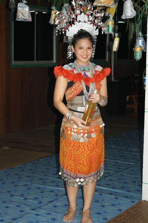 Bidang wanita iban memakai kain sarung yang dipanggil bidang. Hasil carian imej untuk pakaian tradisional iban | Lace ...