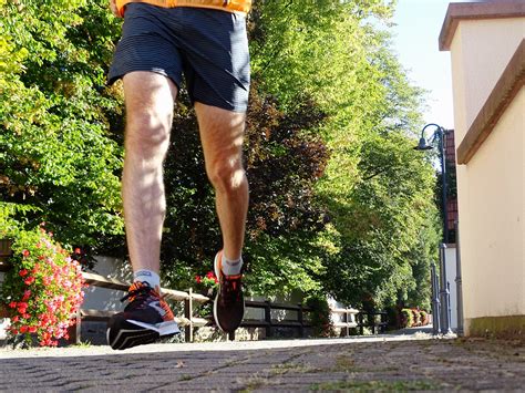 Einige modelle bieten hierfür auch ein versetztes letztes schnürloch an, mit dem durch die marathonschnürung die ferse noch mehr halt bekommt. Laufschuhtest Brooks Ricochet Neutrallaufschuhe HW 2018 ...