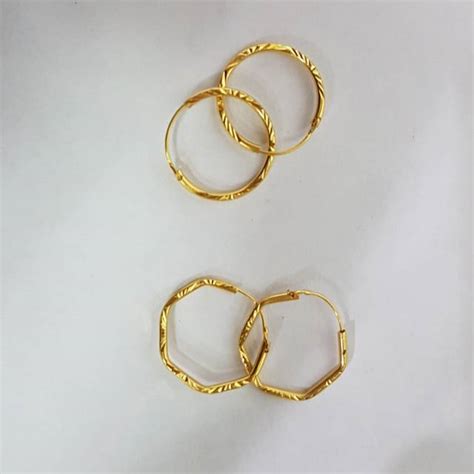 Model anting statement geometric juga bisa memberikan efek tirus pada wajah bulat. Contoh Anting Emas Simple - Juwitala