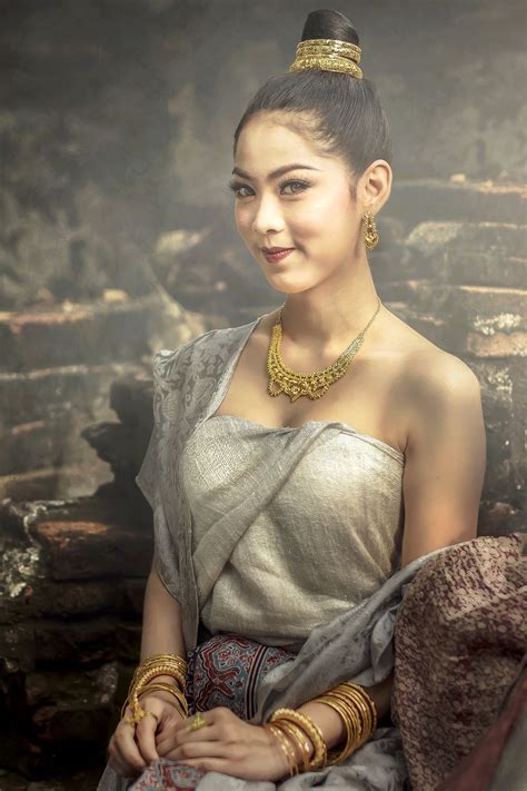 beautiful-thai-girl-in-thai-traditional-costume-thai-dress,-thai-traditional-dress,-thai-fashion