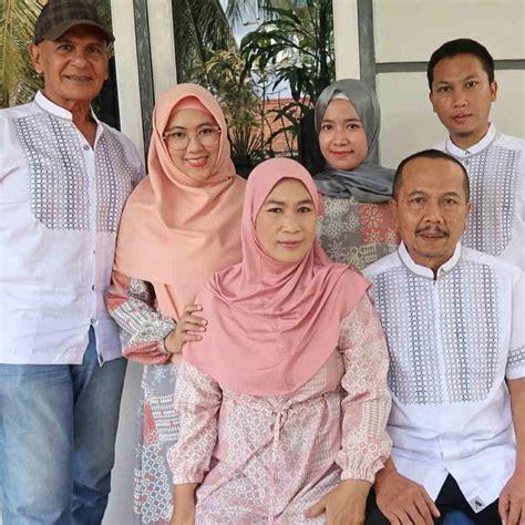 Umur 71 tahun) adalah pemeran dan sutradara indonesia. 10 Potret Santi Asoka Mala, Istri Mark Sungkar yang Miliki ...