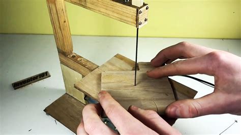 Как сделать мини лобзиковый станок 12 В из дерева своими руками