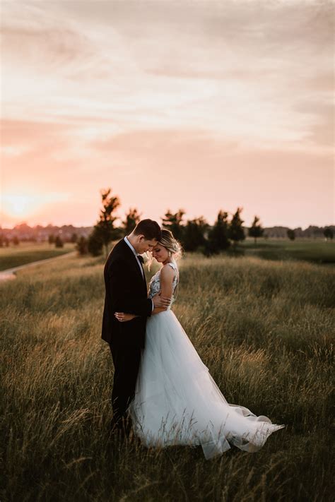 If you are thinking to have a ceremony at sunset (it's a romantic idea because the sunsets here. Haley A Photography // Illinois wedding bride & groom sunset photos | Sunset wedding photos ...