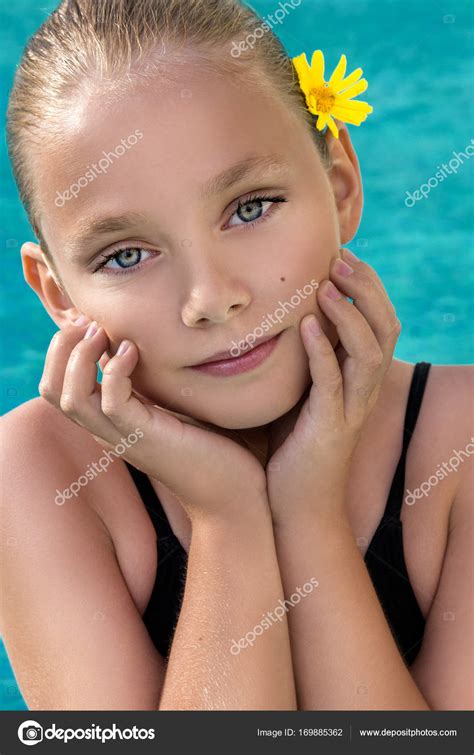Dreamstime is the world`s largest stock photography community. Schöne junge Mädchen, kleine Prinzessin mit blonden Haaren ...