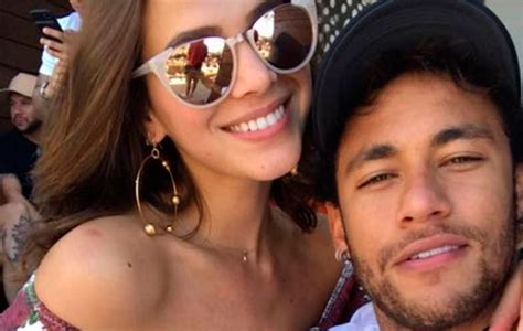 Durante o primeiro confinamento, o humorista abriu uma janela para a sua vida todas as noites. Web aponta 'indiretas' de Neymar e Bruna Marquezine em ...