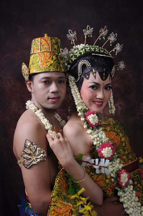 Pernikahan adat jawa, (pengantin jawa) bisa dikatakan salah satu kekayaan budaya indonesia yang patut dilestarikan. Foto Pengantin Jawa | Album Wedding