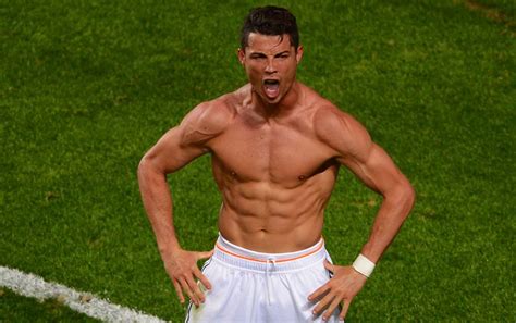 Cristiano ronaldo poses totally shirtless with his abs looking totally ripped on the cover of men's health magazine's september 2014 issue. Wenn Sie über Muskelprotz Cristiano Ronaldo staunen, dann ...