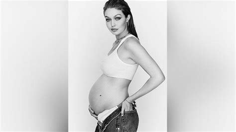 Perut buncit kadang bisa sangat mengganggu. Seksinya Gigi Hadid saat Foto Maternity - Foto Tempo.co