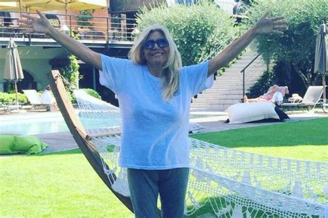 Tanti gli ospiti di mara venier, in studio e in collegamento: Mara Venier in una clinica per dimagrire: Mi basta una ...