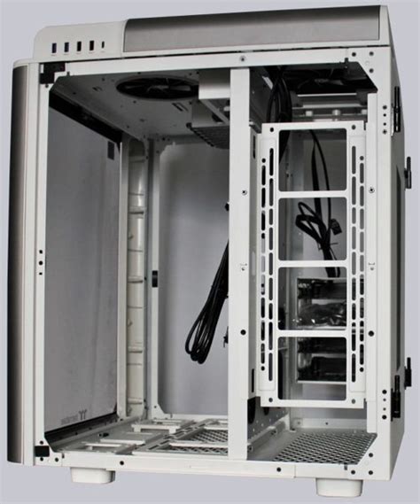 Das level 20 ht full tower unterscheidet sich von den meisten anderen gehäusen auf dem markt und wurde speziell entwickelt Thermaltake Level 20 HT Snow Review Layout, design and ...