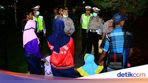 Seorang anak melampiaskan emosi pada ibunya hingga pingsan. Banyak Anak Kecil Diajak ke Keramaian, Polisi Situbondo ...