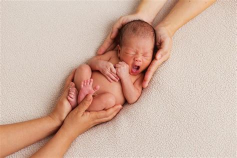 Dengan demikian hal ini bisa menambah keharmonisan dalam rumah tangga kamu. Gemes Maksimal, 10 Ide Foto Bayi Baru Lahir dengan ...