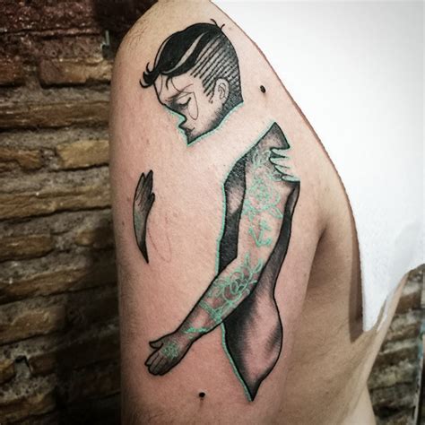 I love funny characters, strange animals and european architecure. Figuras femininas, muitos abraços e o amor ilustrado na pele: A arte única da italiana Lucrezia ...