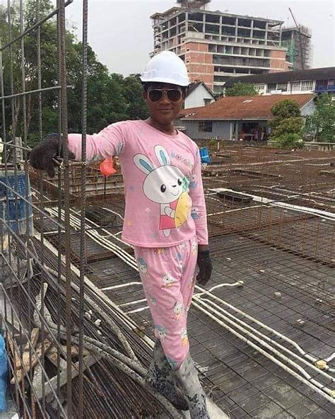 Selain posisi lowongan kerja diatas pt dean shoes juga membuka posisi lowongan kerja lain yaitu. Foto Lucu Kuli Bangunan di Sela Pekerjaan Mereka - UNRANG
