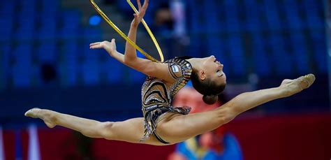 Having focused on long distance. Dina Averina (Russia)🇷🇺 @ World Cup Pesaro-Italy🇮🇹 2018/04 ...