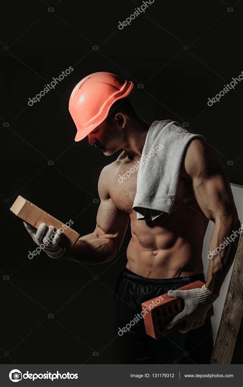 Сексуальный мускулистый мужчина строитель на лестнице: стоковая ...