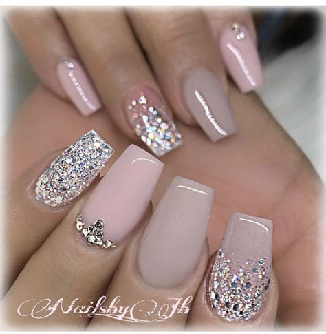 Es de piel morena y está acostumbrada a tomar el sol. Pin de Veronica Martinez en Nails | Uñas para quinceañeras ...