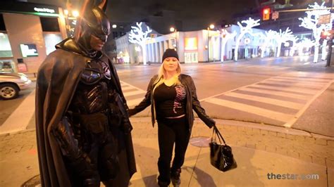 Si hay alguien obsesionado con batman, ese es stephen lawrence, un canadiense que se ha convertido en el batman de la vida real. Brampton Batman fights crime without violence - YouTube