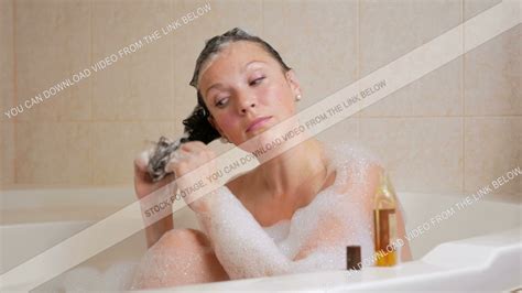 Abonnera för att ladda ner animated take a bath with me. A young girl takes a bath with foam and washing hair with ...