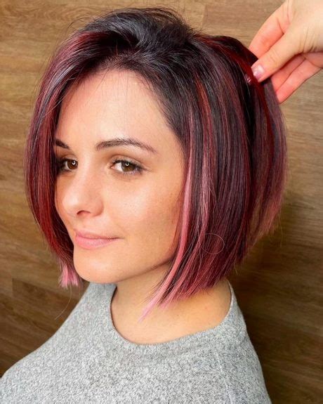 Perfektní účes, který se může skládat jako celebrita. Účesy trendy 2021