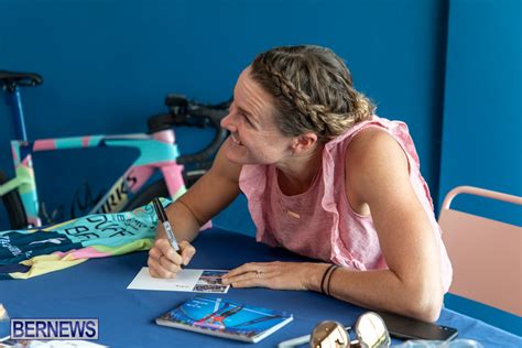 Triathletin flora duffy hat für bermuda historisches erreicht: Flora Duffy Meets Fans & Signs Autographs - Bernews