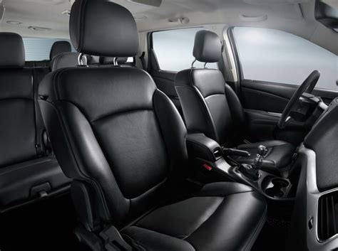 Blanco perlado, rojo allegro, gris argento y gris maestro. La Fiat Freemont Black Code arriva nelle concessionarie