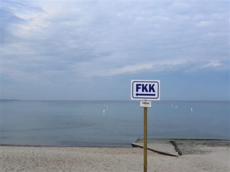 So standen wir dann beide nackt voreinander, mein steifer zeigte auf ihre hängenden titten, so hatte er sich aufgerichtet. Ist das gerecht? | Nackt im Garten? Nachbar klagt - FKK ...