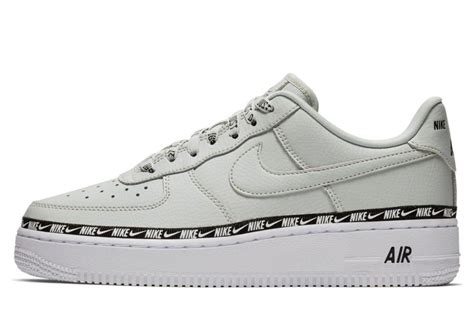 Air force one is the official air traffic control call sign of a united states air force aircraft carrying the president of the united states. nike air force 1 damen mit schrift