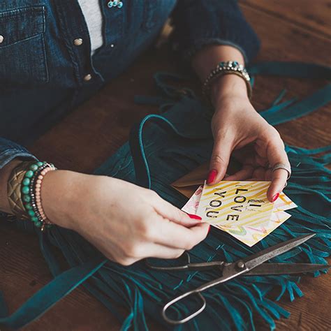 Schneiden sie die kartons in den formen von herzen aus und schon haben sie eine romantische beleuchtung für den abend. Valentinstag-Geschenke selber machen: 5 DIY-Geschenke ...