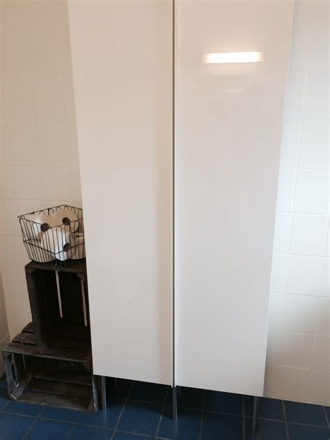 Jeg har bestemt meg for å male flisene på badet, og det vil jeg også gjøre i dusjsonen. Male fliser på bad :)