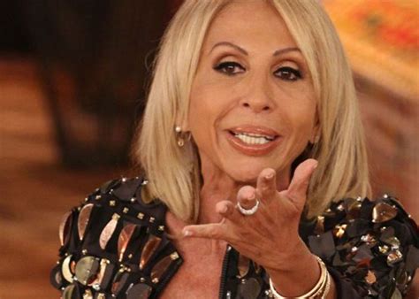 Ella, a su edad, está mejor que. Laura Bozzo posa en pequeño traje de baño y fans se ...