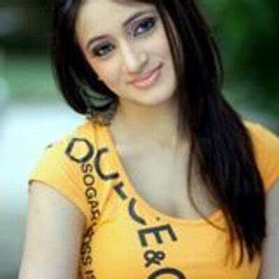 Madiha naqvi is a popular anchor & journalist as well, who belongs from karachi, pakistan. Madiha Naqvi (@madihanakvi) | Twitter