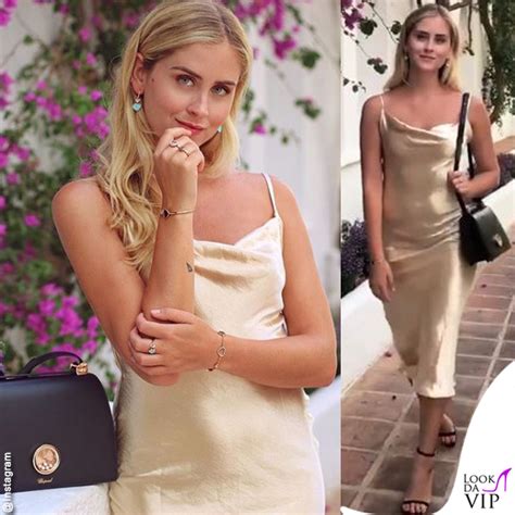 Su diversi gli utenti che le hanno chiesto se fosse incinta notando qualche rotondità sulla pancia: Valentina Ferragni abito Rat&Boa borsa Chopard - Look da Vip