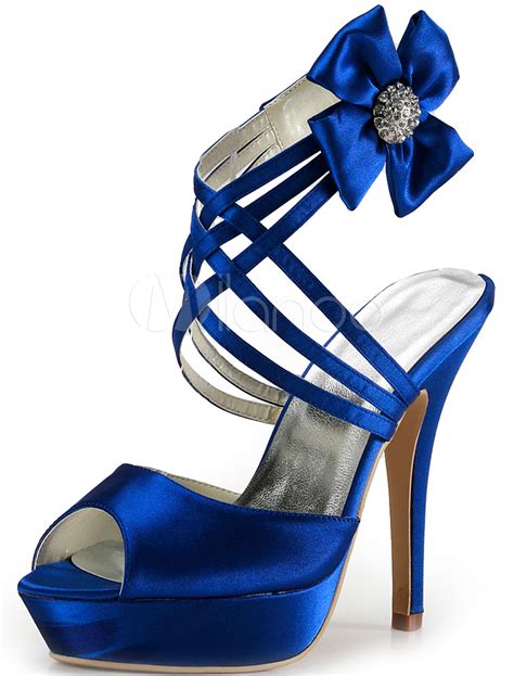 Sandali e scarpe da abbinare all'abito secondo le tendenze della moda. Scarpe da sera per sposa con plateau in seta e raso blu ...