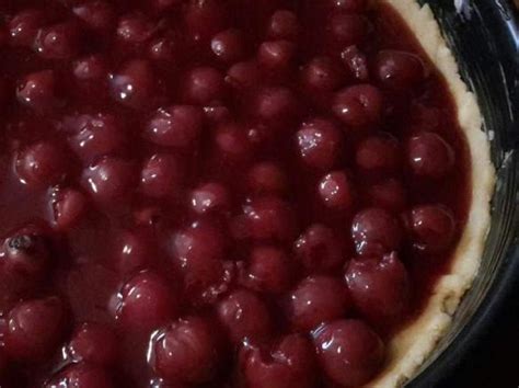 Ein saftiger kuchen mit sauerkirschen und marzipan für kinder. Marzipan Kirsch Kuchen mit Streuseln von Singvogel. Ein ...