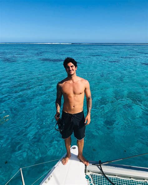 Gabriel medina pinto ferreira (born 22 december 1993) is a brazilian professional surfer, also the 2014 and 2018 wsl world champion. G. Medina on Instagram: ": )" | Namorados, Homens, Gabriel