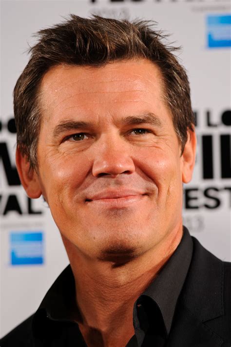 He made his film debut in the goonies (1985), and in 1987 he made his foray into series tv in private eye. Josh Brolin foto Una vida en tres días Photocall 57th BFI ...