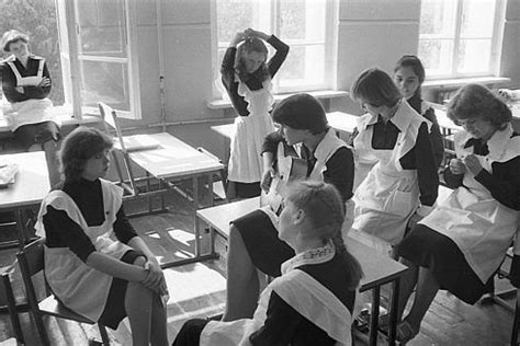 Правда, теперь они не сталкиваются с проблемами советских школьниц. Как проходил последний звонок в советских школах | Школа ...