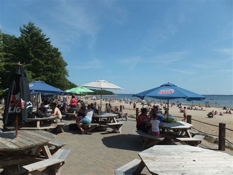 Restauration sur place, des tables de pique nique. Plage d'Oka - TASTE IT