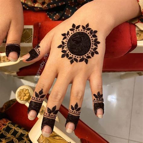 Nowadays backhand mehndi designs are in trends. Gol Tikki Mehndi Designs For Back Hand Images / Simple ...