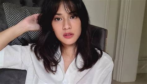 Gaya simpelnya tetap terlihat keren, berikut potretnya yang dirangkum dari akun instagram pribadi cinta laura. FOTO: Gaya OOTD Dian Sastrowardoyo dengan Busana Putih ...