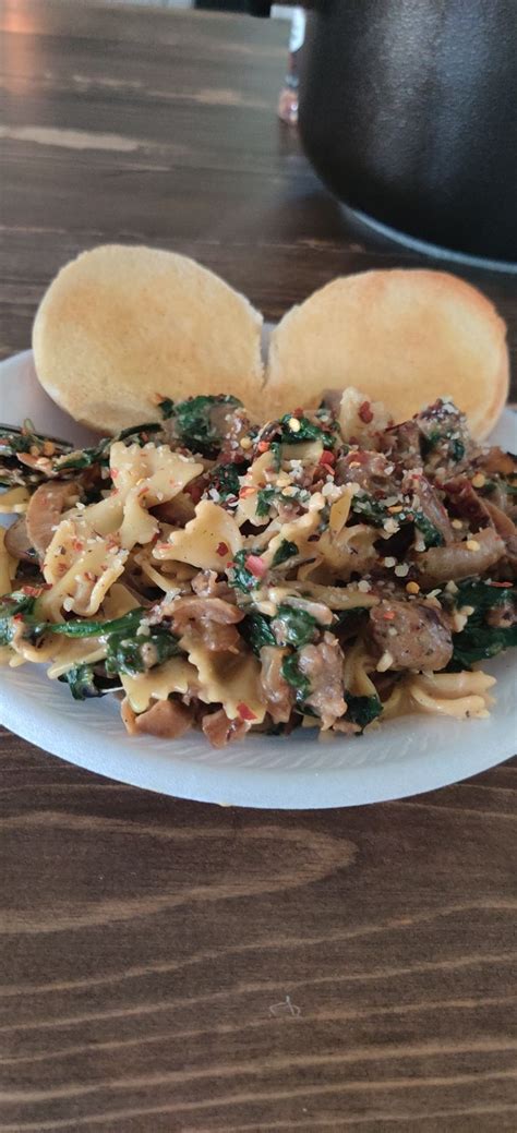 Sausages with tomato and spinach sauce. Bow tie pasta, mushrooms, spinach, sweet Italian sausage and carmelized onions in 2020 | Sweet ...