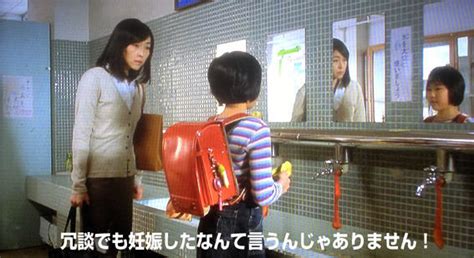 春菜 小学５年生―出産まで１１５日。 お腹のなかには みんなの愛がつまってます。 春菜は負けん気の強いイマドキの小学５年生の女の子。ある日、幼なじみのヒロユキと興 味本位でしたのはくっつけっこという遊び。 コドモのコドモ - Kodomo no Kodomo - JapaneseClass.jp