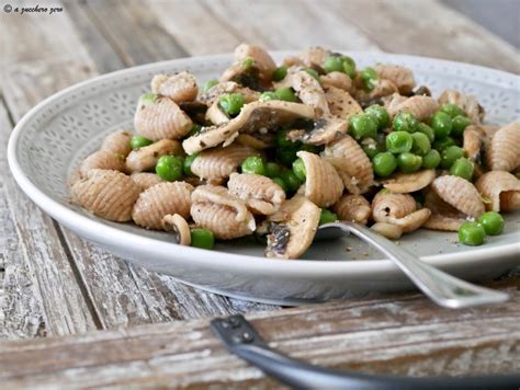 Piselli freschi (da preferire) piselli secchi: Pasta integrale funghi e piselli - a zucchero zero