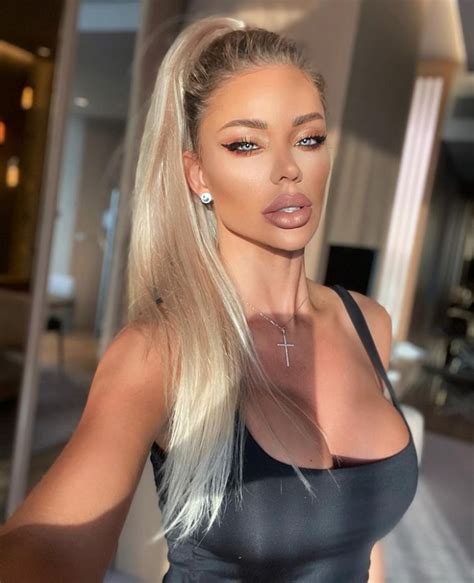 Bianca drăgușanu se pune pe primul loc! Bianca Drăgușanu s-a pozat sâmbătă așa și le-a dat un sfat