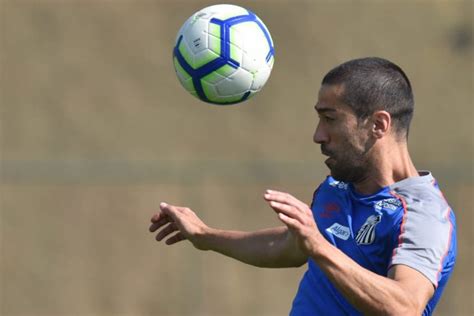 We did not find results for: Meia se recupera, treina com bola e pode voltar ao Santos ...