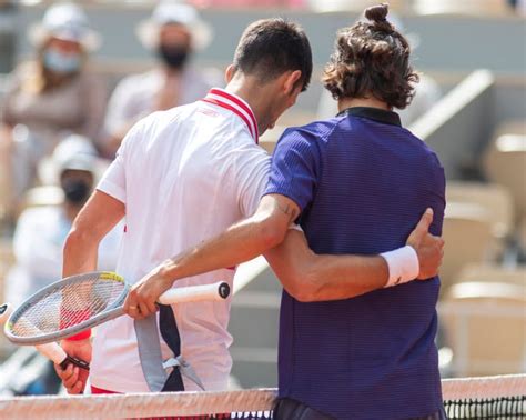 Méconnaissable pendant près de deux heures et mené deux sets à rien, novak djokovic remporte finalement cette rencontre face au jeune italien lorenzo musetti. NICE GESTURE. Djokovic offers Musetti to travel with him ...