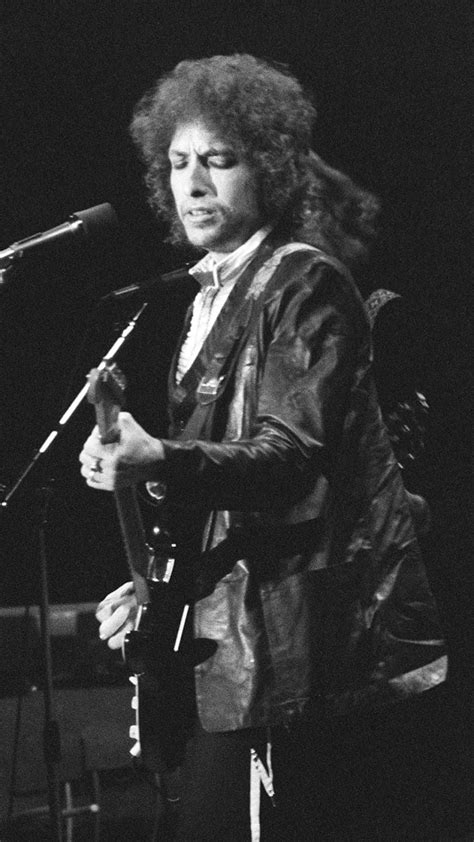 As he reaches his 80th birthday on monday, we've decided to ignore the advice of the famous dylan documentary don't look back and. Bob Dylan: His Career Then & Now (com imagens)