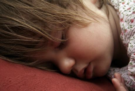 Di era jokowi, gaji dokter memprihatinkan. Kecil-kecil Ngorok, Haruskah Anak Buru-buru Dibawa ke Dokter?